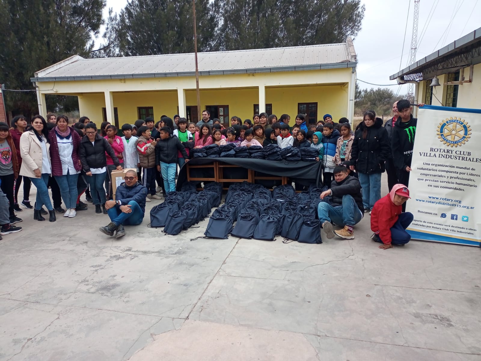 Donación de mochilas y útiles escolares; proyecto de gran envergadura